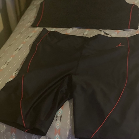 JORDAN Crop with Matching Shorts - Picture 3 of 4